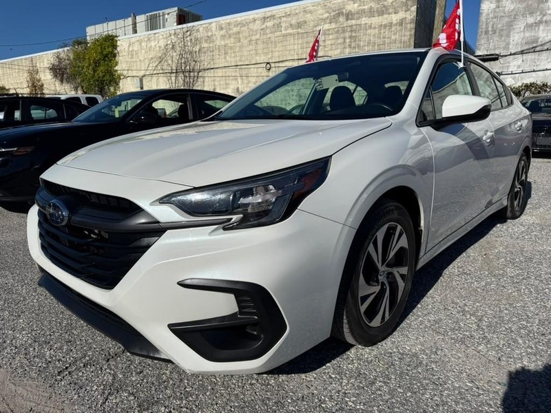 Subaru Legacy Vehicle Full-screen Gallery Image 2