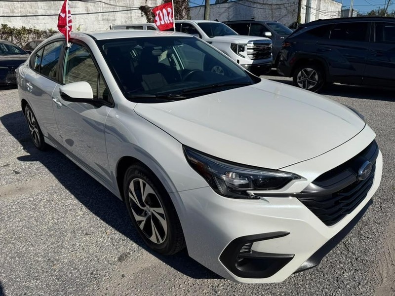 Subaru Legacy Vehicle Full-screen Gallery Image 5
