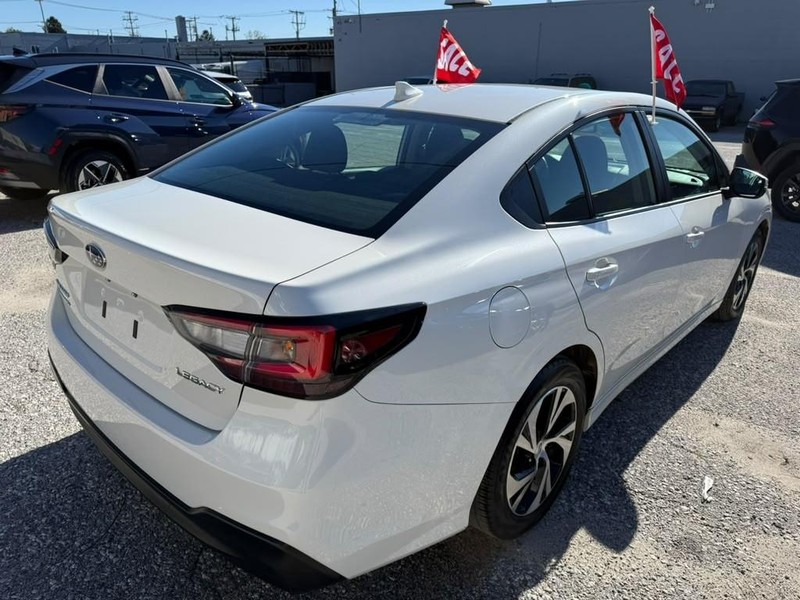Subaru Legacy Vehicle Full-screen Gallery Image 7