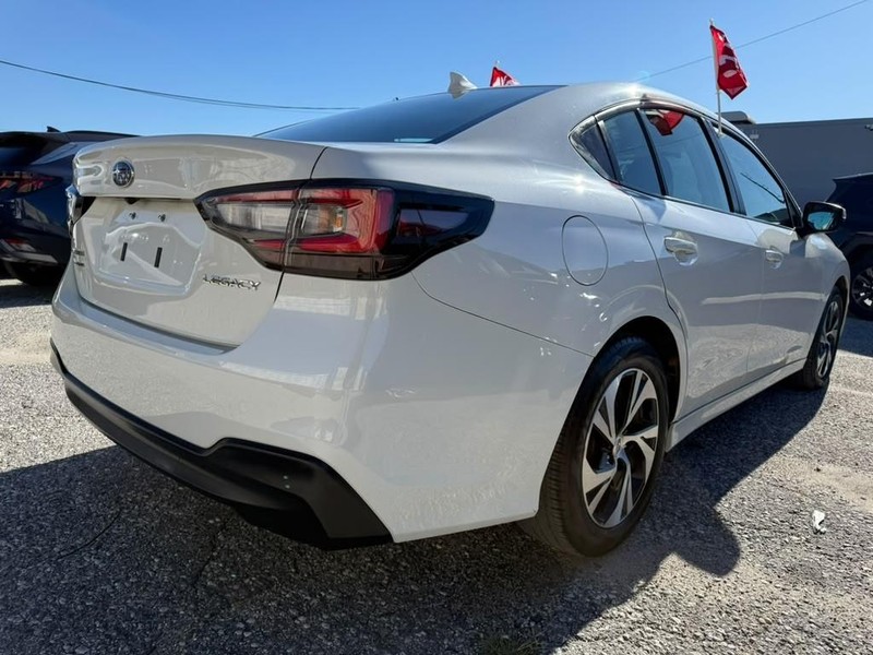 Subaru Legacy Vehicle Full-screen Gallery Image 8