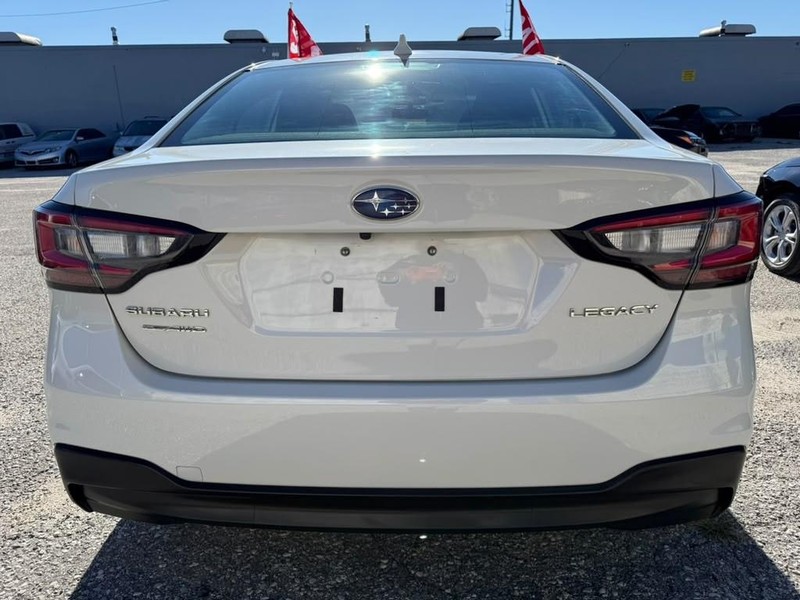 Subaru Legacy Vehicle Full-screen Gallery Image 9
