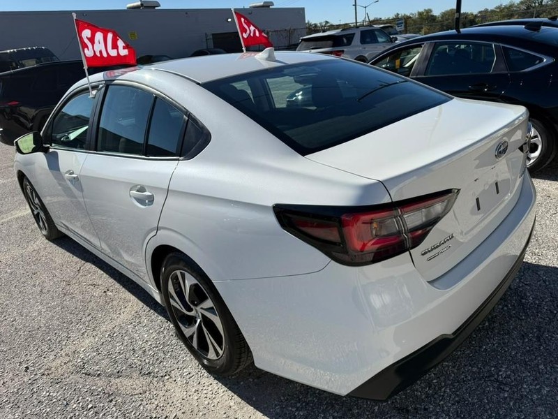 Subaru Legacy Vehicle Full-screen Gallery Image 10