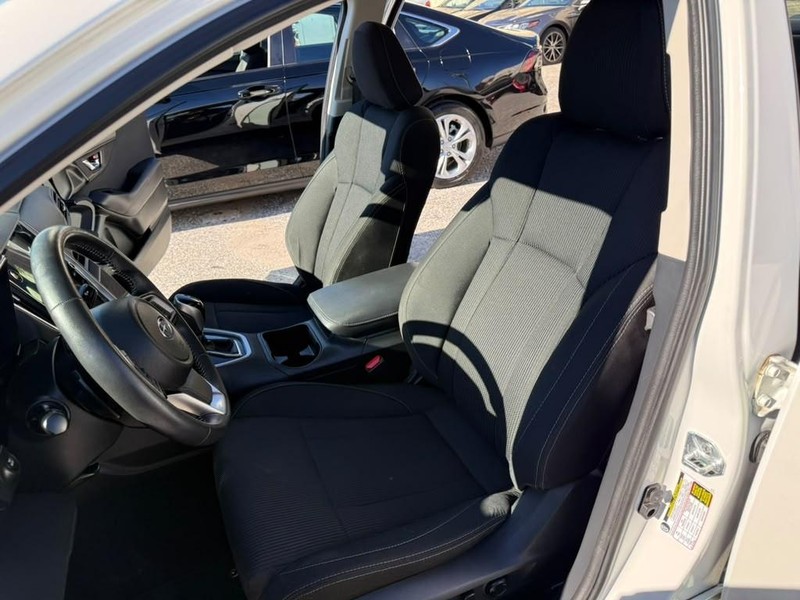 Subaru Legacy Vehicle Full-screen Gallery Image 12