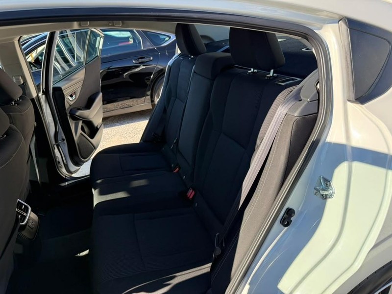 Subaru Legacy Vehicle Full-screen Gallery Image 13