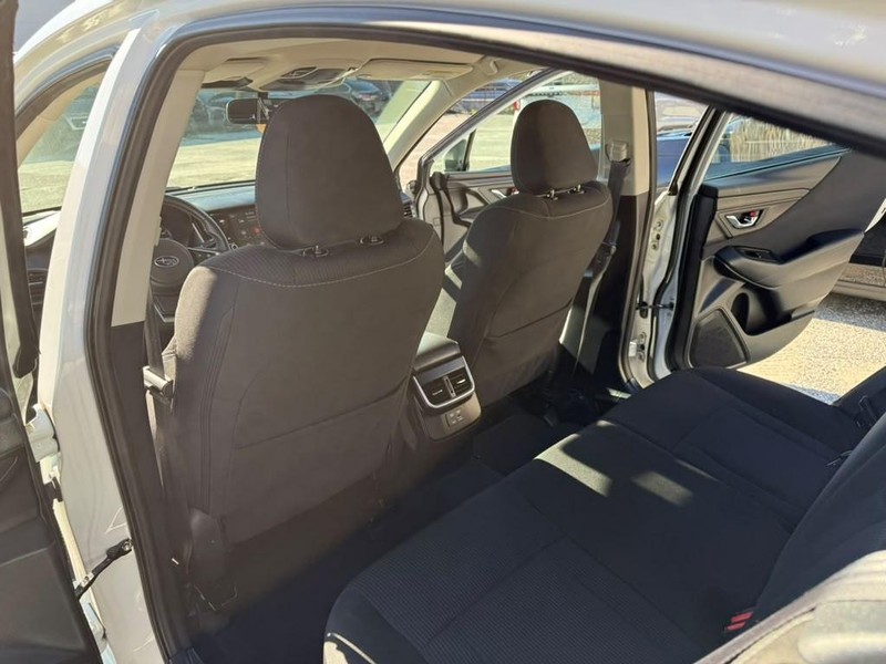 Subaru Legacy Vehicle Full-screen Gallery Image 14