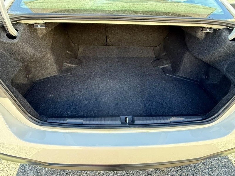 Subaru Legacy Vehicle Full-screen Gallery Image 15