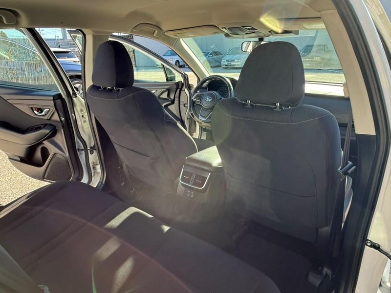 Subaru Legacy Vehicle Full-screen Gallery Image 16