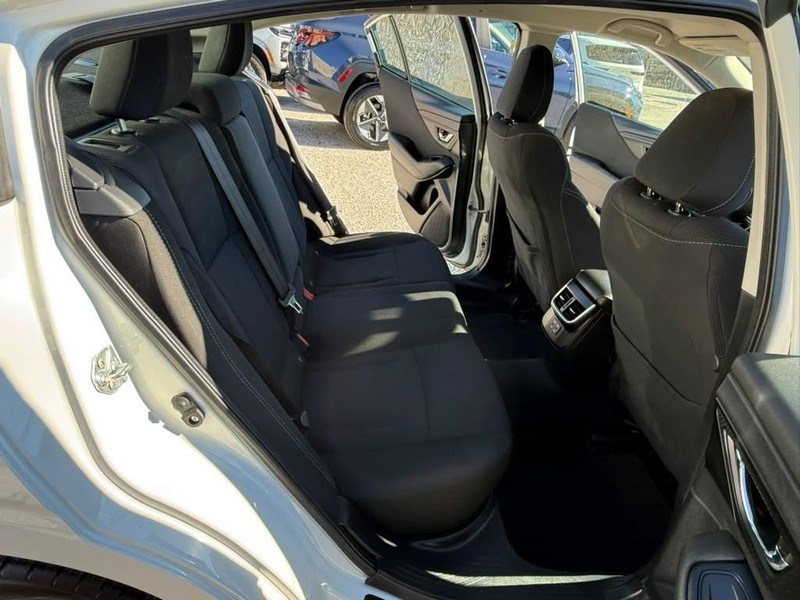Subaru Legacy Vehicle Full-screen Gallery Image 17