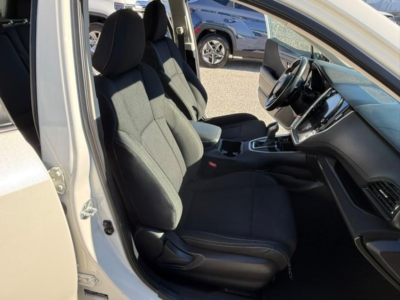 Subaru Legacy Vehicle Full-screen Gallery Image 19