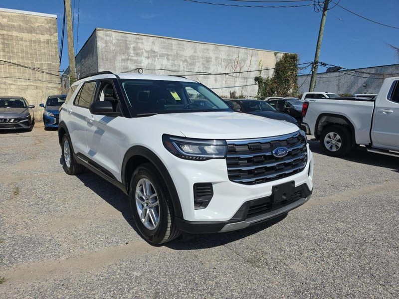 Ford Explorer Vehicle Full-screen Gallery Image 2