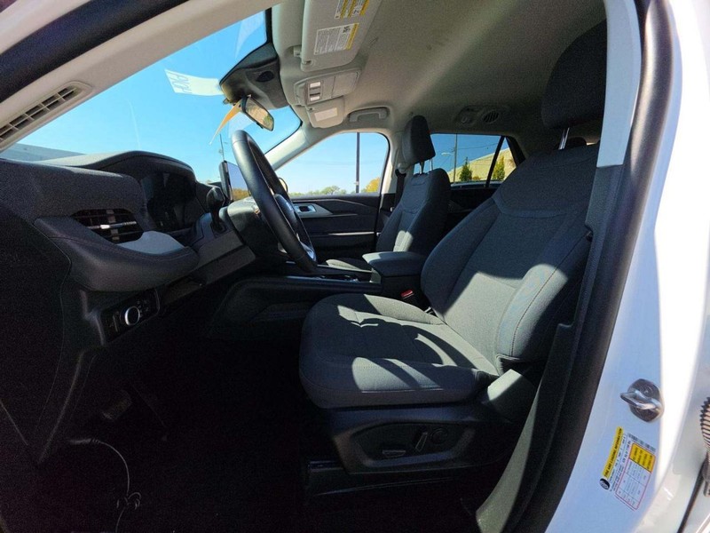 Ford Explorer Vehicle Full-screen Gallery Image 3