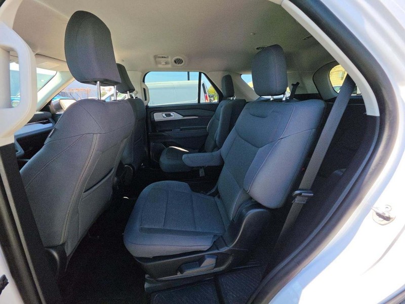 Ford Explorer Vehicle Full-screen Gallery Image 5