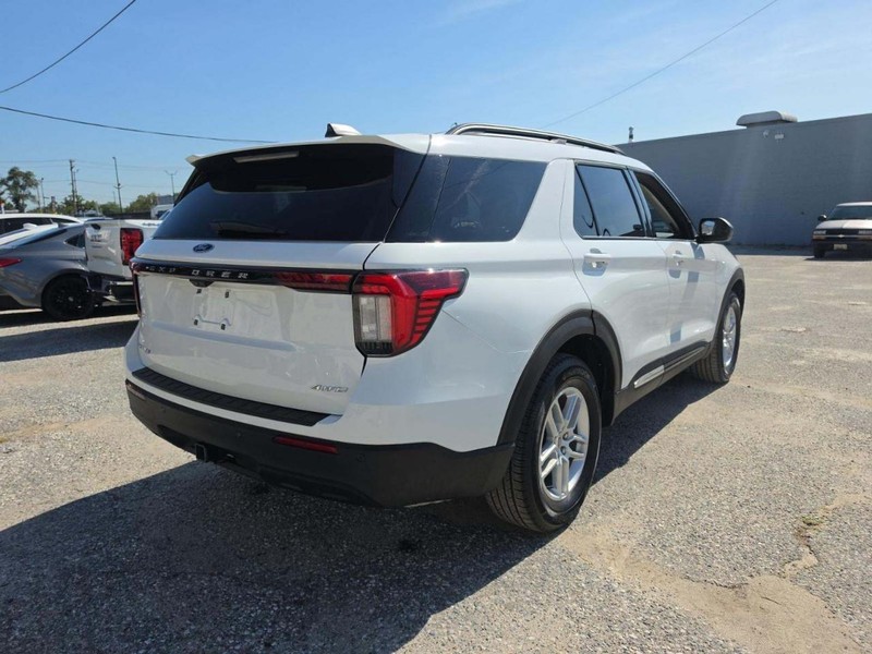 Ford Explorer Vehicle Full-screen Gallery Image 9