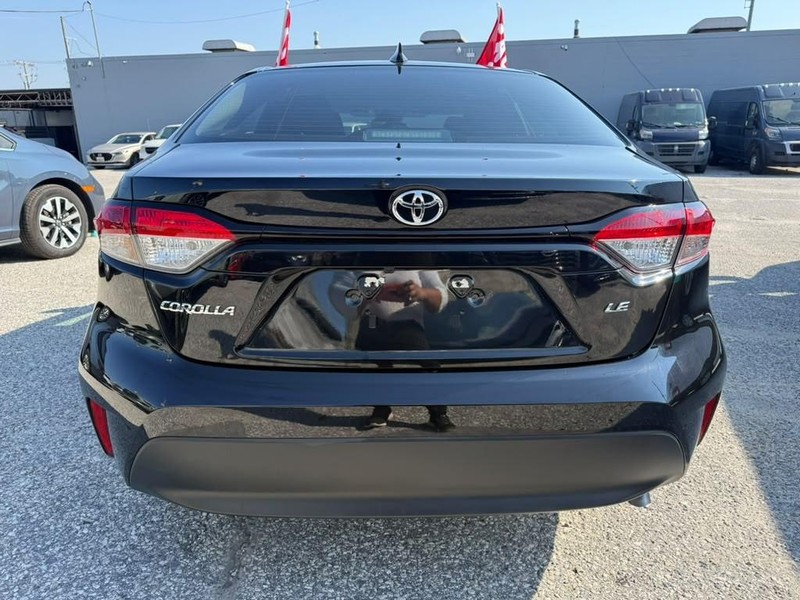 Toyota Corolla Vehicle Full-screen Gallery Image 6