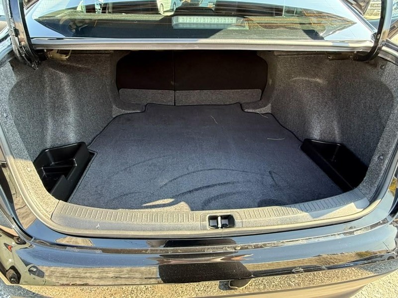 Toyota Corolla Vehicle Full-screen Gallery Image 14