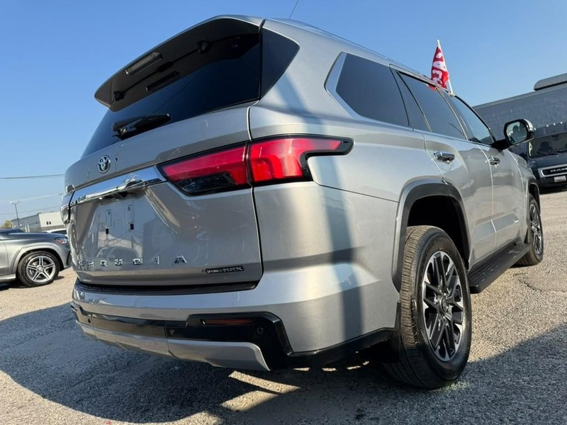 Toyota Sequoia Vehicle Full-screen Gallery Image 6