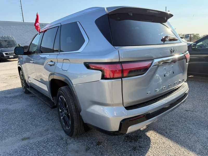 Toyota Sequoia Vehicle Full-screen Gallery Image 8