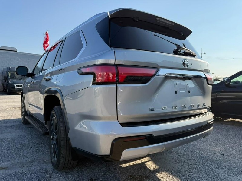 Toyota Sequoia Vehicle Full-screen Gallery Image 9