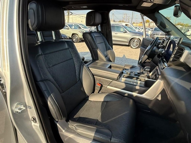 Toyota Sequoia Vehicle Full-screen Gallery Image 11