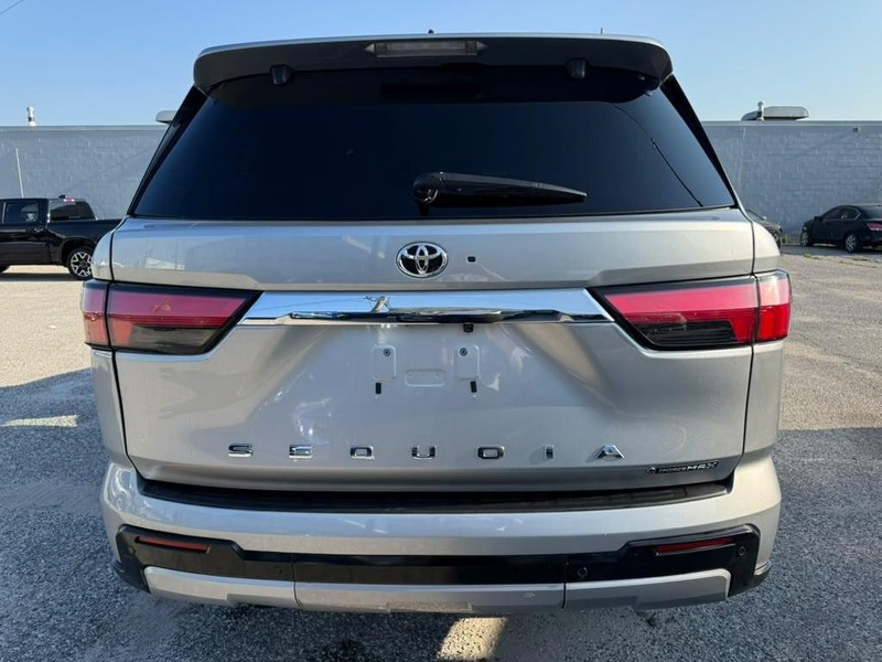 Toyota Sequoia Vehicle Full-screen Gallery Image 12