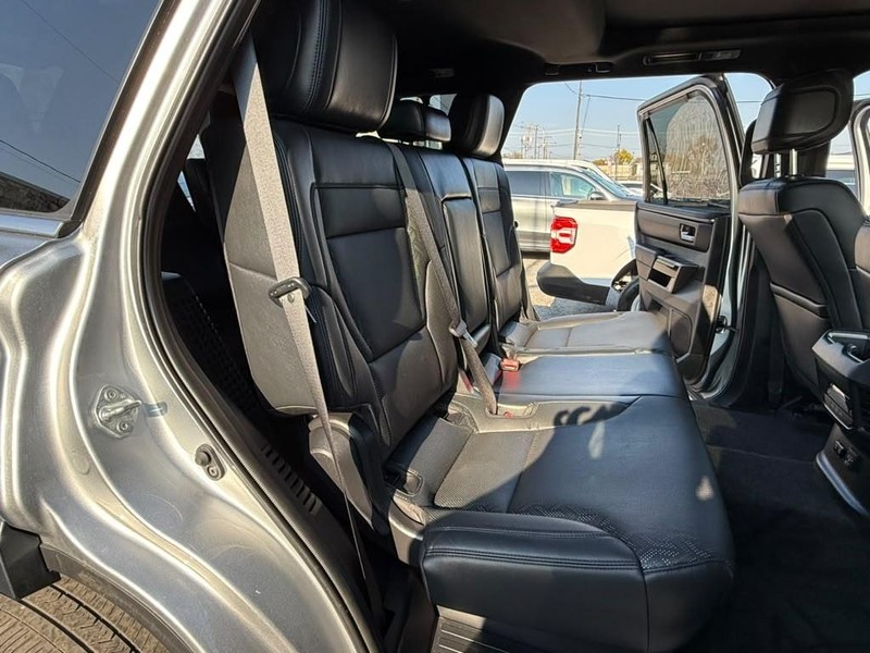 Toyota Sequoia Vehicle Full-screen Gallery Image 14