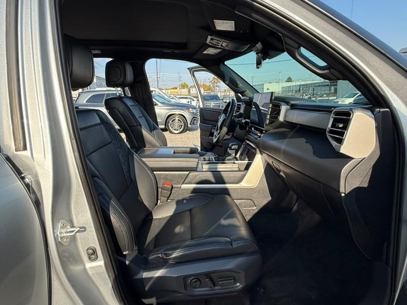 Toyota Sequoia Vehicle Full-screen Gallery Image 16