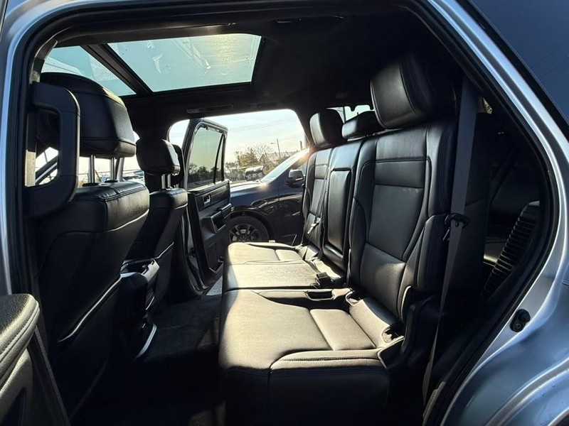 Toyota Sequoia Vehicle Full-screen Gallery Image 20