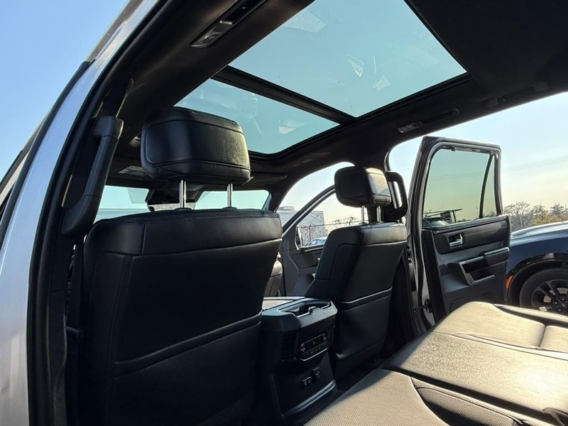 Toyota Sequoia Vehicle Full-screen Gallery Image 21