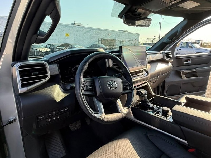 Toyota Sequoia Vehicle Full-screen Gallery Image 22