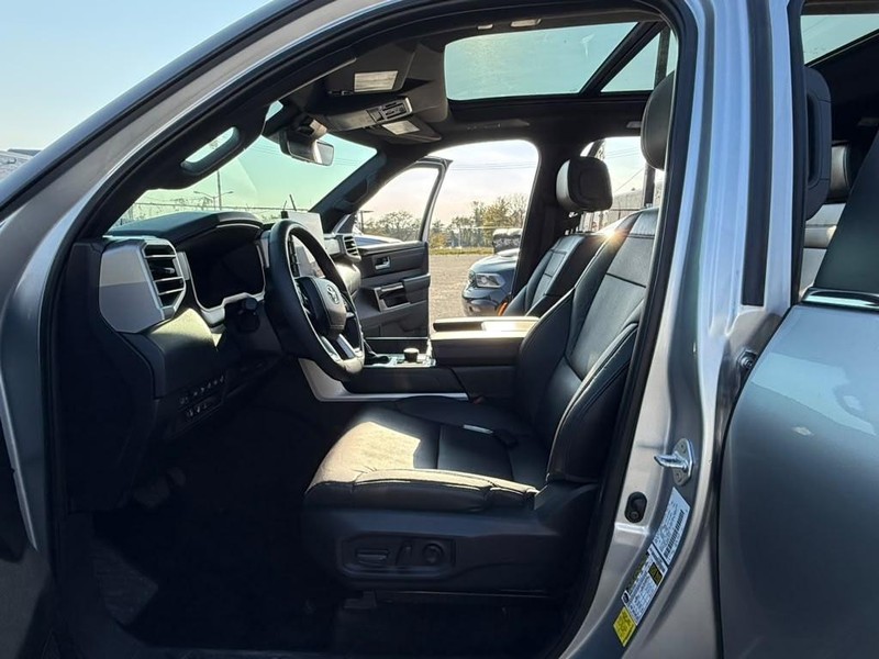 Toyota Sequoia Vehicle Full-screen Gallery Image 23