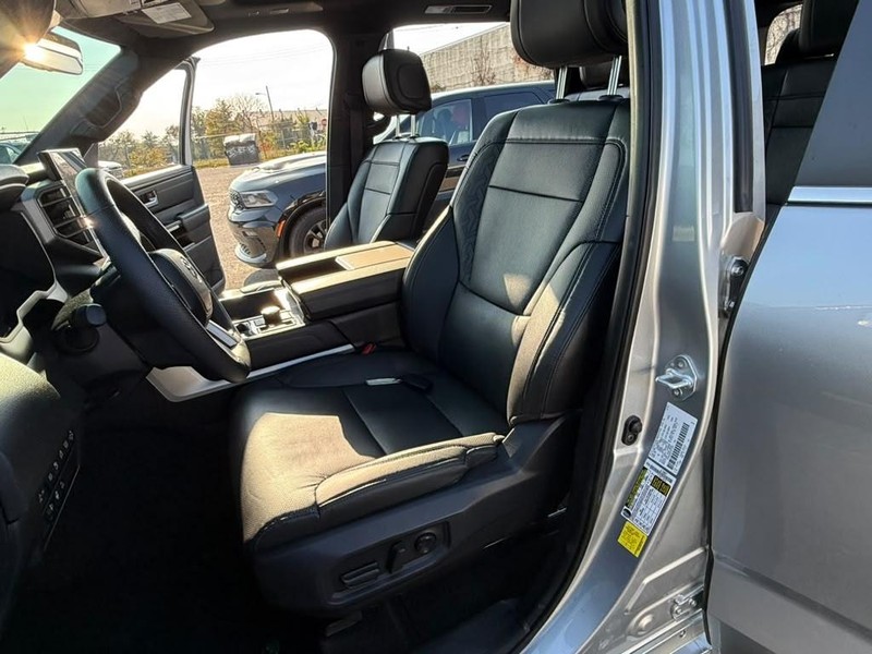 Toyota Sequoia Vehicle Full-screen Gallery Image 24