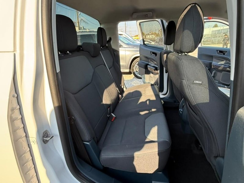 Ford Maverick Vehicle Full-screen Gallery Image 13
