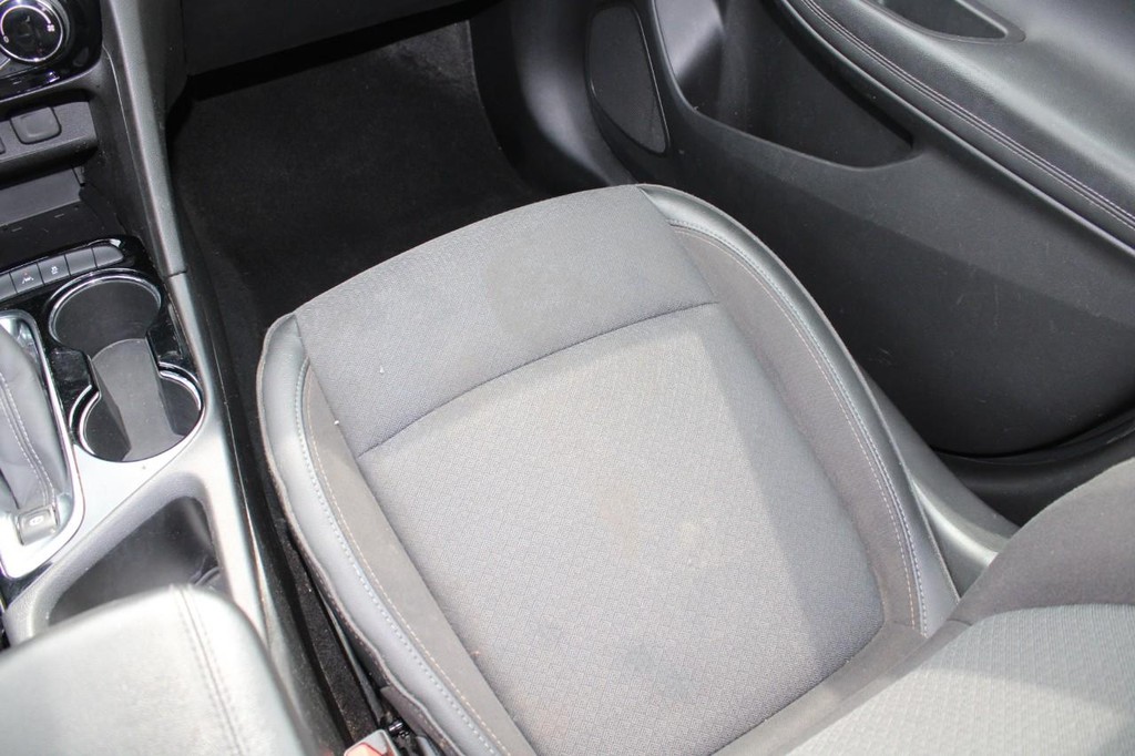 Buick Encore GX Vehicle Full-screen Gallery Image 18