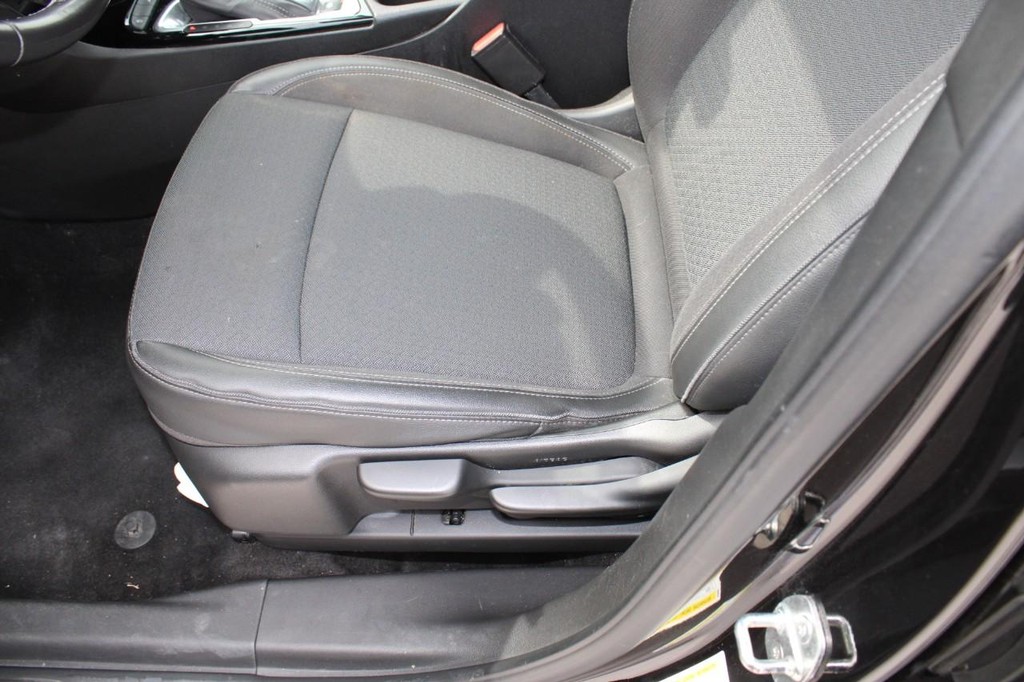 Buick Encore GX Vehicle Full-screen Gallery Image 20