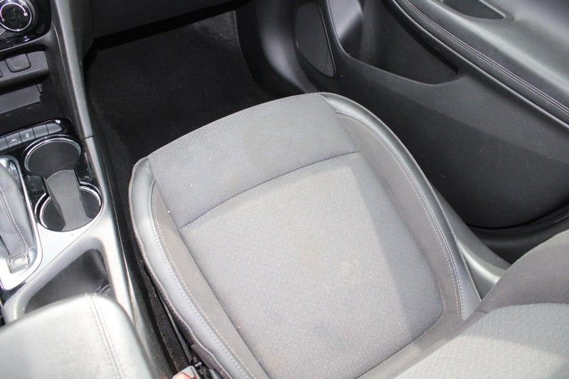 Buick Encore GX Vehicle Full-screen Gallery Image 18