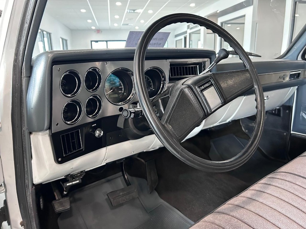 Chevrolet Pickup Vehicle Full-screen Gallery Image 3