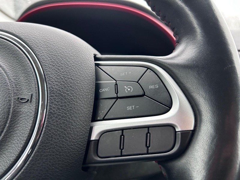 Jeep Compass Vehicle Full-screen Gallery Image 13