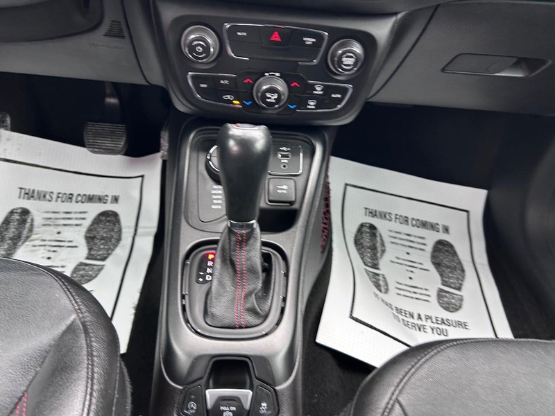 Jeep Compass Vehicle Full-screen Gallery Image 16