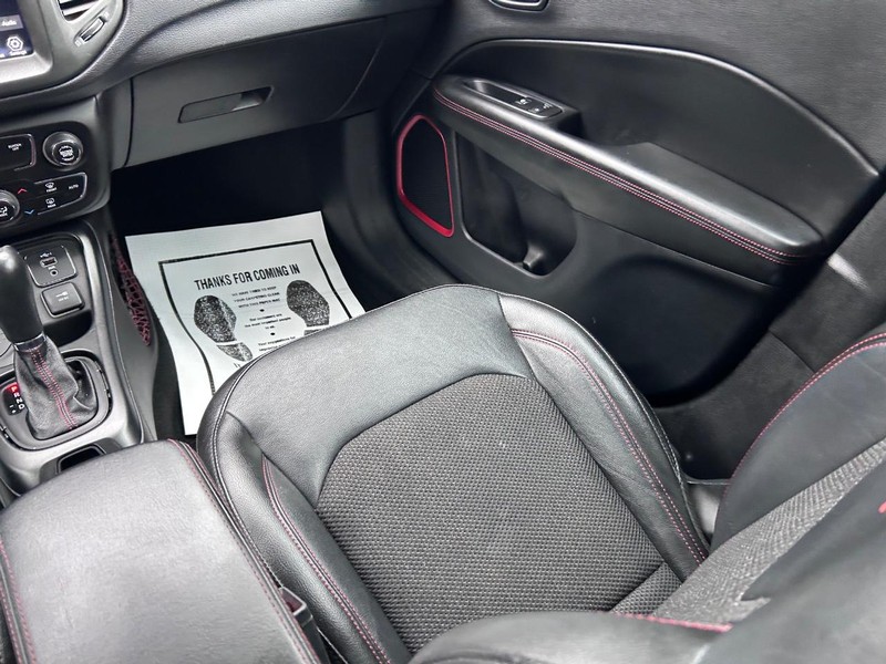 Jeep Compass Vehicle Full-screen Gallery Image 17