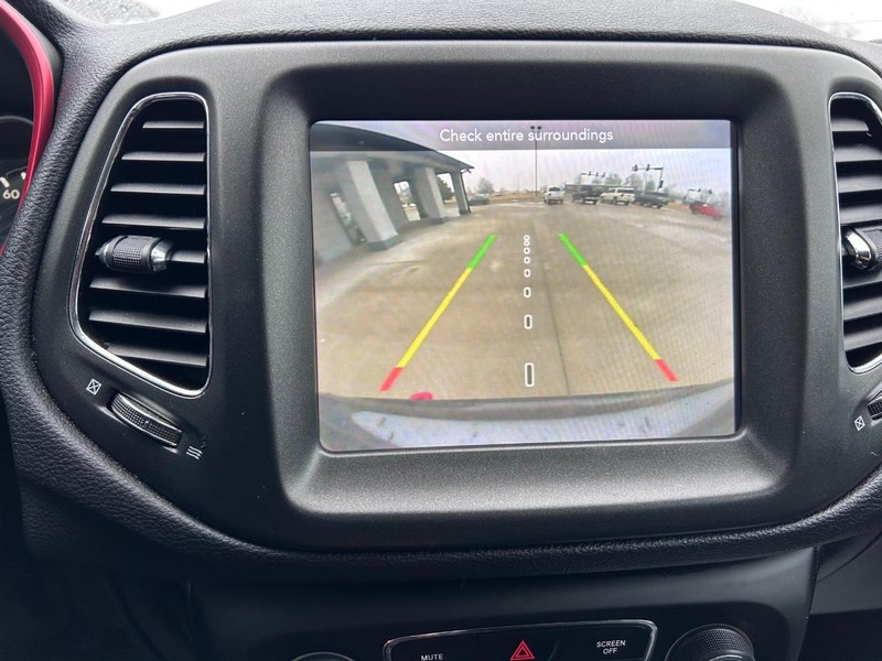 Jeep Compass Vehicle Full-screen Gallery Image 21