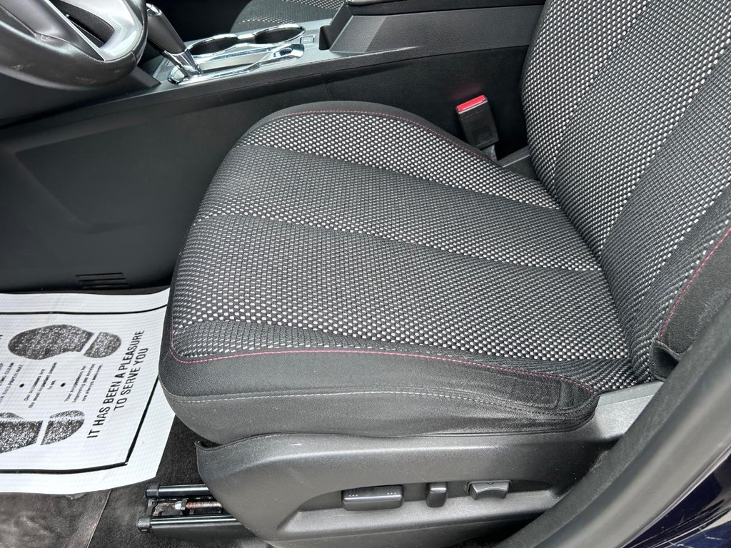 Chevrolet Equinox Vehicle Full-screen Gallery Image 17