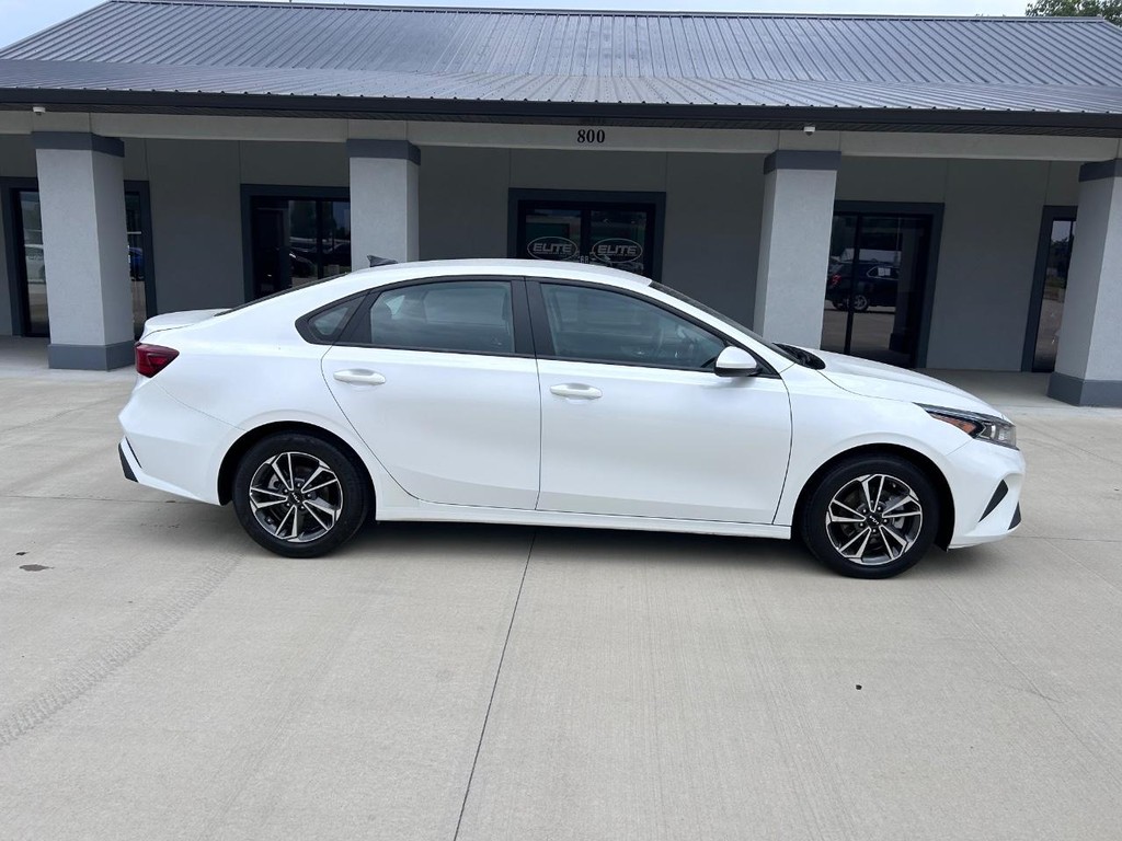 Kia Forte Vehicle Full-screen Gallery Image 2