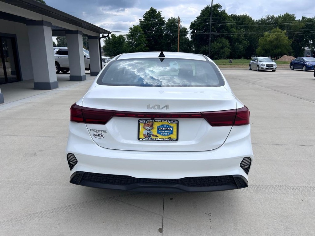 Kia Forte Vehicle Full-screen Gallery Image 4