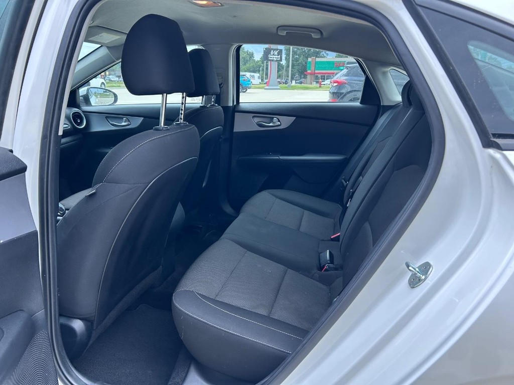 Kia Forte Vehicle Full-screen Gallery Image 9