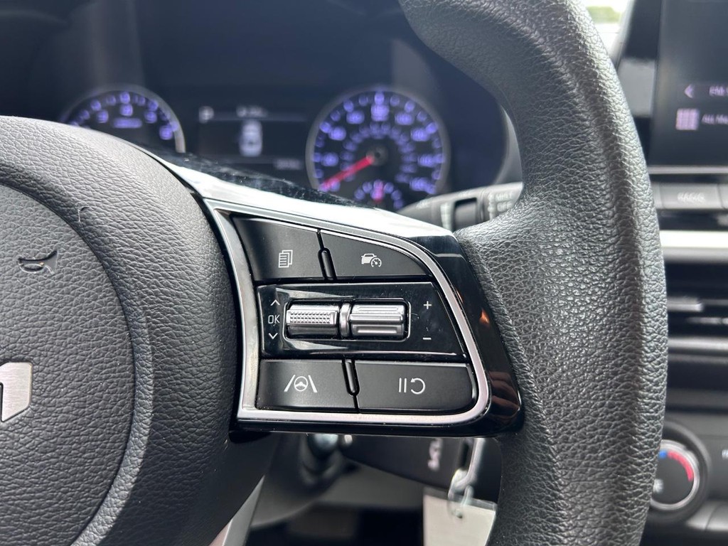 Kia Forte Vehicle Full-screen Gallery Image 13