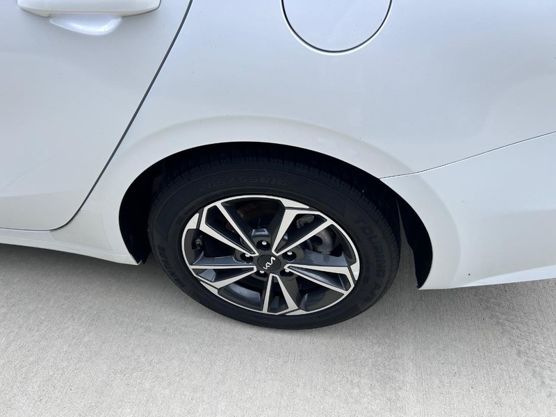 Kia Forte Vehicle Full-screen Gallery Image 5