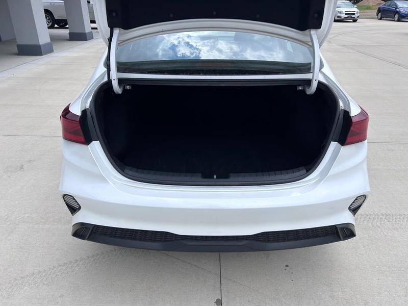 Kia Forte Vehicle Full-screen Gallery Image 6