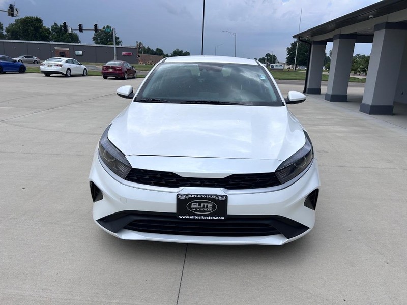 Kia Forte Vehicle Full-screen Gallery Image 8