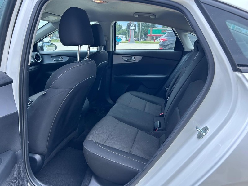 Kia Forte Vehicle Full-screen Gallery Image 9