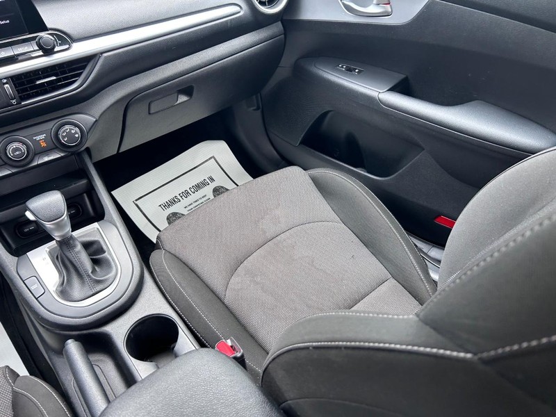 Kia Forte Vehicle Full-screen Gallery Image 17